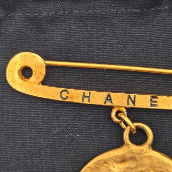 #25 Chanel Preloved CC Gold Medallion Brooch - Picture 12 of 16